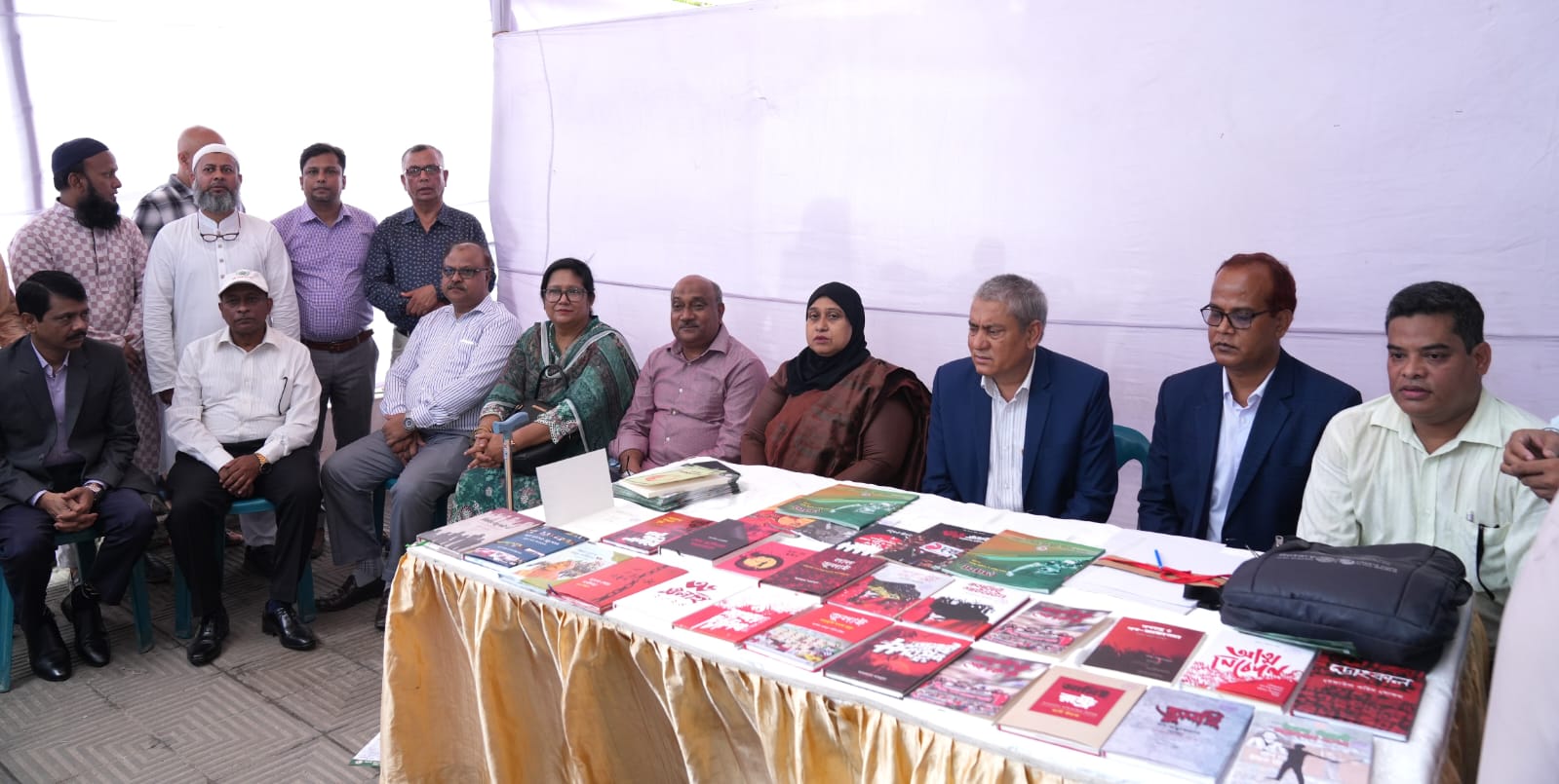 অগ্রণী ব্যাংকে রক্তদান ও দেয়ালিকা ‘দ্রোহ’ প্রকাশ